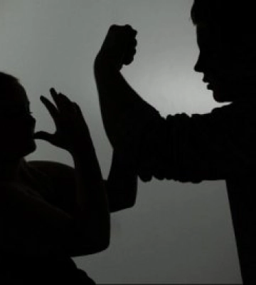 Поліцейські затримали черкасця, який двічі поспіль побив жінку. Вона у лікарні