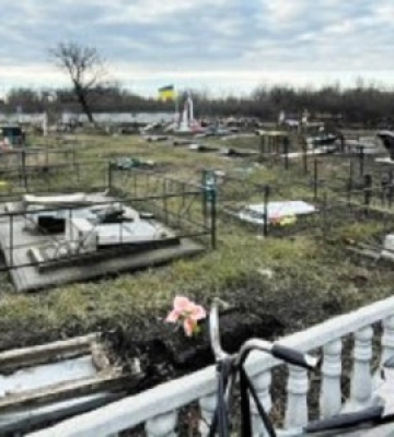 Чоловік пошкодив надгробки загиблих військовослужбовців