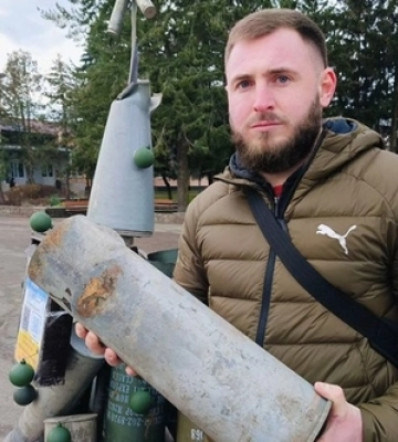 В місті на Волині встановили ялинку з артилерійських снарядів