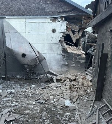 Обстріли Херсонщини: ворог поцілив у житлові квартали, гуманітарний штаб та об’єкт критичної інфраструктури, є поранені