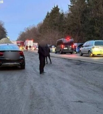 У с.Шегині на кордоні з Польщею тимчасово перекрито рух. Проїзд неможливий, - патрульна поліція. ФОТО