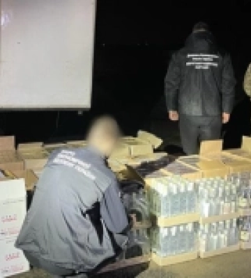 На Тячівщині біля кордону прикордонники виявили у вантажівці &quot;ліві&quot; сигарети та алкоголь (ФОТО, ВІДЕО)