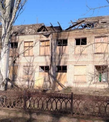 Через ранковий обстріл в селі на Херсонщині пошкоджені школа, адмінбудівля та магазин