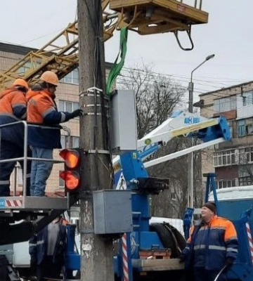 У Полтаві встановлюють блоки живлення для безперебійної роботи світлофорів