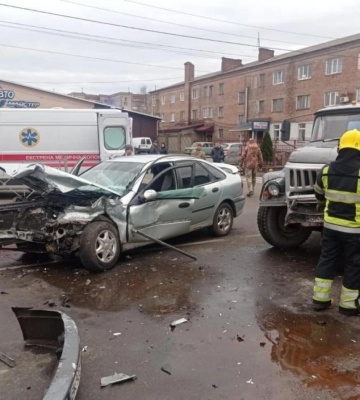 На Рівненщині рятувальники ліквідували наслідки ДТП за участю трьох автомобілів