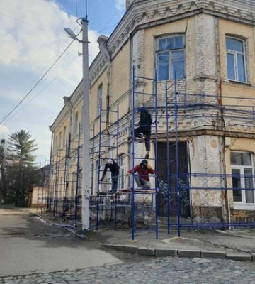 У Луцьку на будівлі Прайзлерів поспіхом облаштовують риштування 
