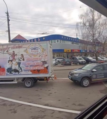 В автобуса – розбите скло: у Луцьку вантажівка зайняла не ту смугу 