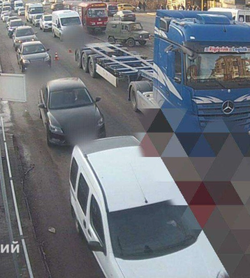У Дніпрі фура намотала жінку на колесо: відео моменту ДТП