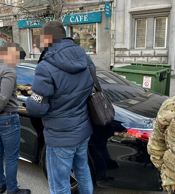 Оборудки з закупівлями для ЗСУ: хабар у $500 тисяч намагався дати бізнесмен зі Львова представнику ДБР