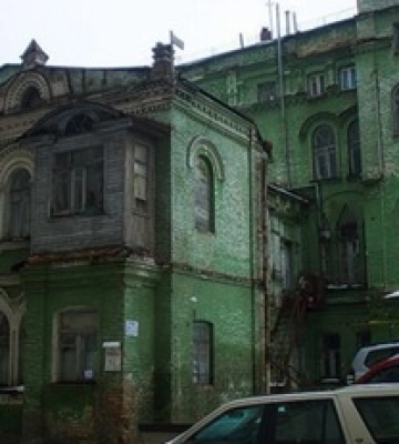 Справжня &quot;Вороняча слобідка&quot;: фото цікавого будинку в Києві, якому понад 100 років