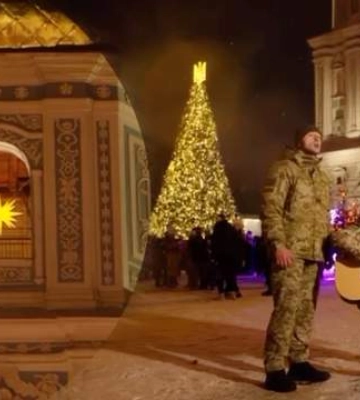 Пограничники в центре Киева выполнили "Щедрик" в канун Рождества: трогательное видео