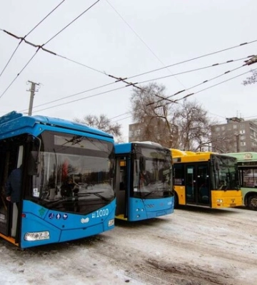 Як у Дніпрі працює громадський транспорт 31 грудня (графік)