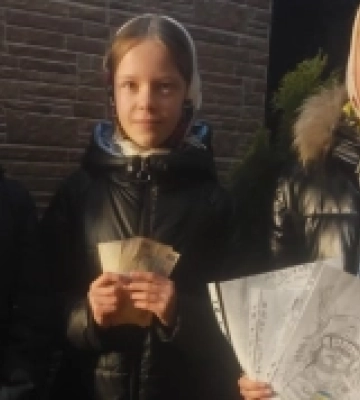 Волинські школярки передали для ЗСУ гроші, які наколядували у своєму селі