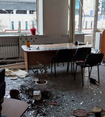 Выбиты окна и разбита техника: ньюсрум МГ «Объектив» повредила РФ в Харькове
