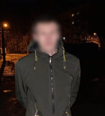 У Сумах патрульні виявили чоловіка в розшуку, який мав із собою наркотики