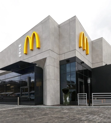 McDonald’s відкрив ресторан поряд з Батьківщиною-Мати і мостом Патона в Києві