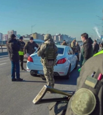 На блокпостах на Київщині шукають диверсантів, але й вручають повістки ухилянтам — комендант Київщини