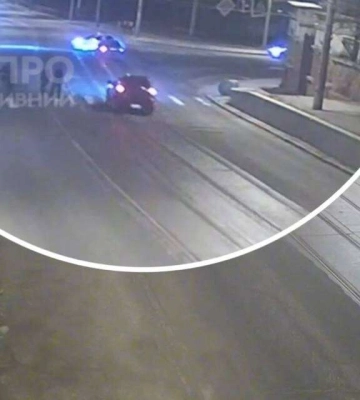 У Дніпрі на перехресті зіткнулися два автомобілі: відео моменту 