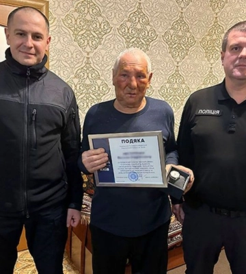 Відігнав палаючий автомобіль від сусідніх машин: поліцейські відзначили киянина (ВІДЕО)