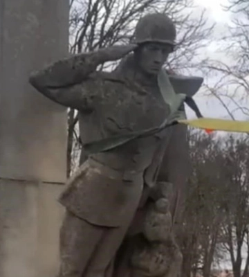 На Львівщині демонтували чотири радянські пам’ятники, відео