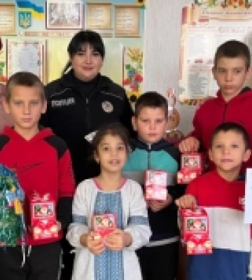 На Первомайщині ювенали разом із дітьми виготовили новорічні обереги для захисників