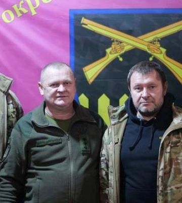 Кличко в новорічну ніч приїхав до захисників на передову з подарунками: дронами, квадрокоптерами, спорядженням