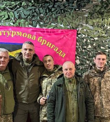 Кличко в новорічну ніч приїхав до захисників на передову з подарунками: дронами, квадрокоптерами, спорядженням