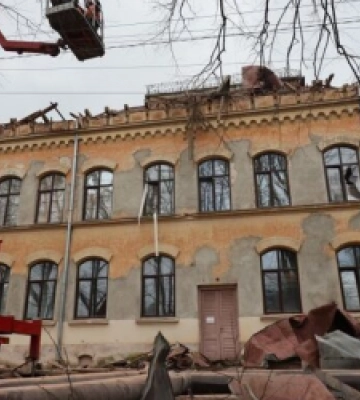 Нічна атака «шахедів» на Львів: місто компенсує заміну вікон та дверей