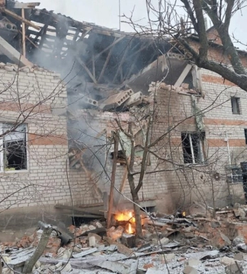 На Сумщині ворожий дрон ударив по житловому будинку, під завалами є люди