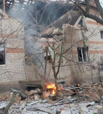 На Сумщині ворожий безпілотник поцілив у житловий будинок, під завалами є люди