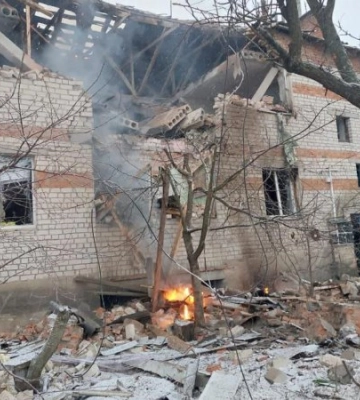Російський дрон влучив у житловий будинок на Сумщині, під завалами опинилися люди