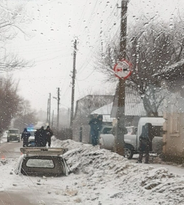 У Глухові пікап влетів в паркан приватного будинку