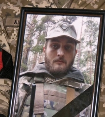 Батьки 1,5 року чекали живим: у Луцьку прощалися з молодим бійцем Олександром Зарембою