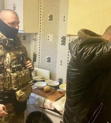 В Чернигове спецназовцы задержали лиц, запускавших фейерверк с балкона
