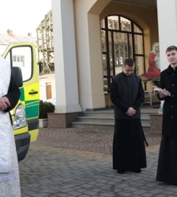 Михаїл освятив реанімобіль, який купила мати загиблого бійця 