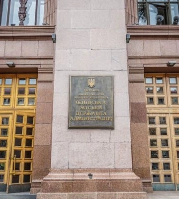 Масована ракетна атака на Київ: уламки впали на дах багатоповерхівки та на територію складських приміщень