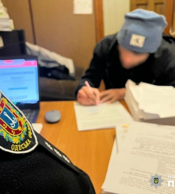В Одесі серед білого дня чоловік пограбував жінку, - ФОТО
