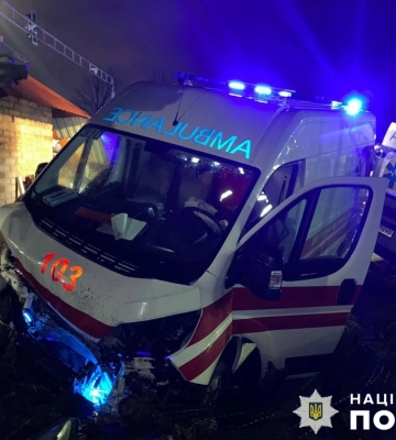 У Львові «швидка» не розминулась з автівкою, є шестеро постраждалих