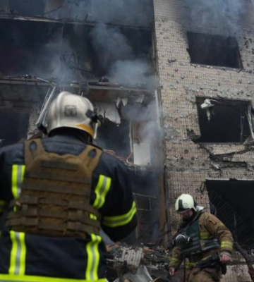 У Києві під час ракетної атаки уламки впали в парк