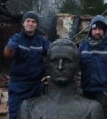 У Львові з-під завалів музею, який знищили росіяни, врятували бронзове погруддя Шухевича