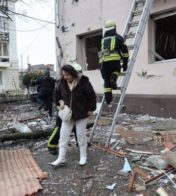 Рятувальники показали, як визволяють людей з-під завалів у Солом&#039;янському районі столиці