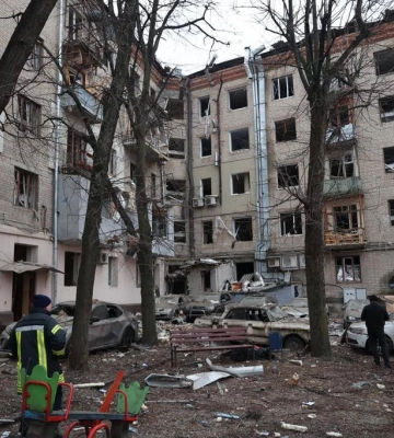 Прилетіло прямо у двір: у Харкові під час масованої атаки постраждав працівник швидкої