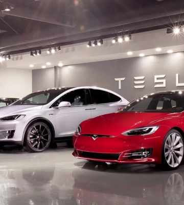 Ракетный обстрел Украины: в Киеве загорелся автосалон Tesla, — СМИ (видео)