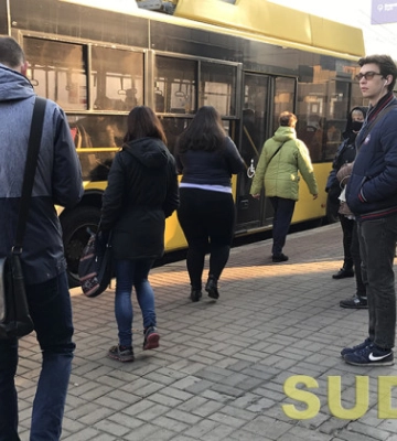 У Києві через відсутність напруги тимчасово зупинено рух транспорту