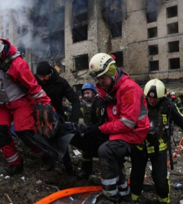 Кількість постраждалих внаслідок обстрілу багатоповерхівки в Солом’янському районі Києва зросла: фото