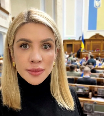 &quot;Домашний уют заменил запах дыма и ада, который несет Россия&quot;. Во время ракетного обстрела Киева был поврежден дом нардепа Киры Рудик. Фото
