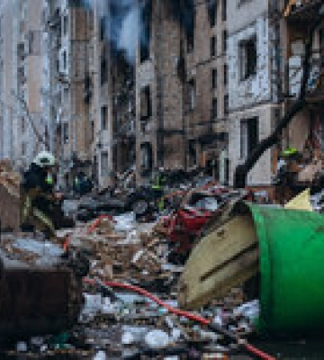 Наслідки ракетного удару РФ по будинку в Солом’янському районі Києва. ВІДЕО+ФОТОрепортаж