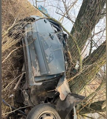 На Полтавщині двоє хлопців загинули у ДТП: їхні тіла з автівки діставали рятувальники