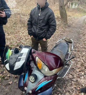 У Кропивницькому водій мопеда без посвідчення тікав від поліції