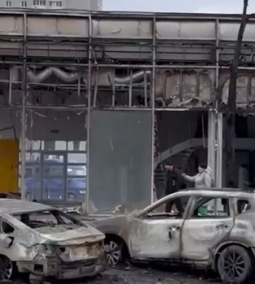 Ракетный обстрел Украины: в Киеве загорелся автосалон Tesla, — СМИ (видео)